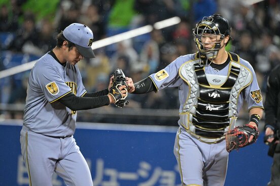 タッチを交わす高橋遥人(左)と伏見寅威