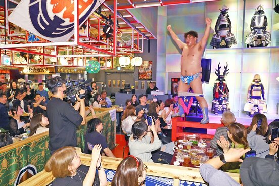 新橋の「グランハマー」で大暴れを見せた男色ディーノ(左奥)