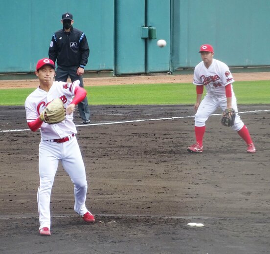  一塁にけん制球を投げる広島・玉村(左)。右は林（東スポWeb）