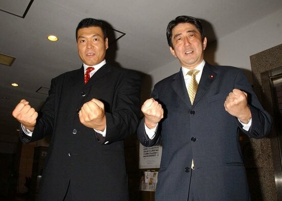  ハッスルポーズを決めた小川氏（左）と安倍元首相（２００４年・東スポWeb）