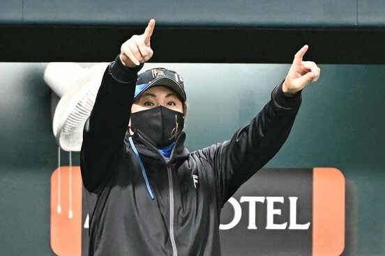 代走を告げる日本ハム・新庄監督