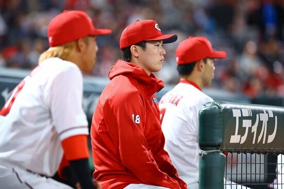 降板後の9回、ベンチで戦況を見守る広島・森下暢仁