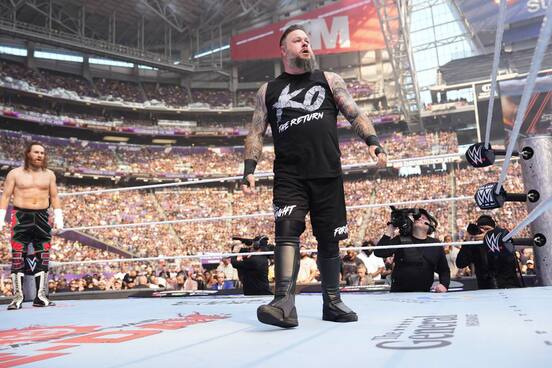 ケガから復帰したケビン・オーエンズ(右)にサミ・ゼインも驚く(©WWE)