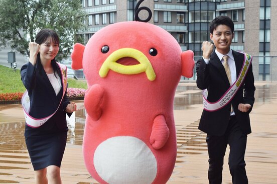 左から福戸あやアナ、局キャラクターのエビシー、平野康太郎アナ(東スポWeb)