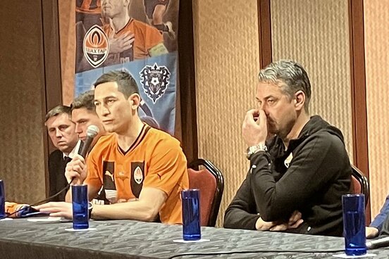 会見でウクライナの現状を語るステパネンコ（左）