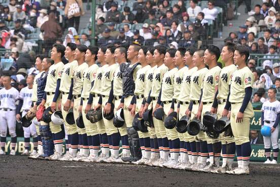 高川学園に勝利し校歌斉唱する英明ナイン