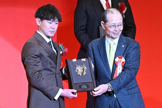 牧原大成（左）と記念撮影する王貞治氏