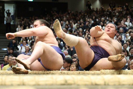 軍配を確認する安青錦（左＝勝利）と義ノ富士