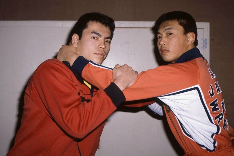 川田利明（右）と組み合う三沢光晴（82年3月）