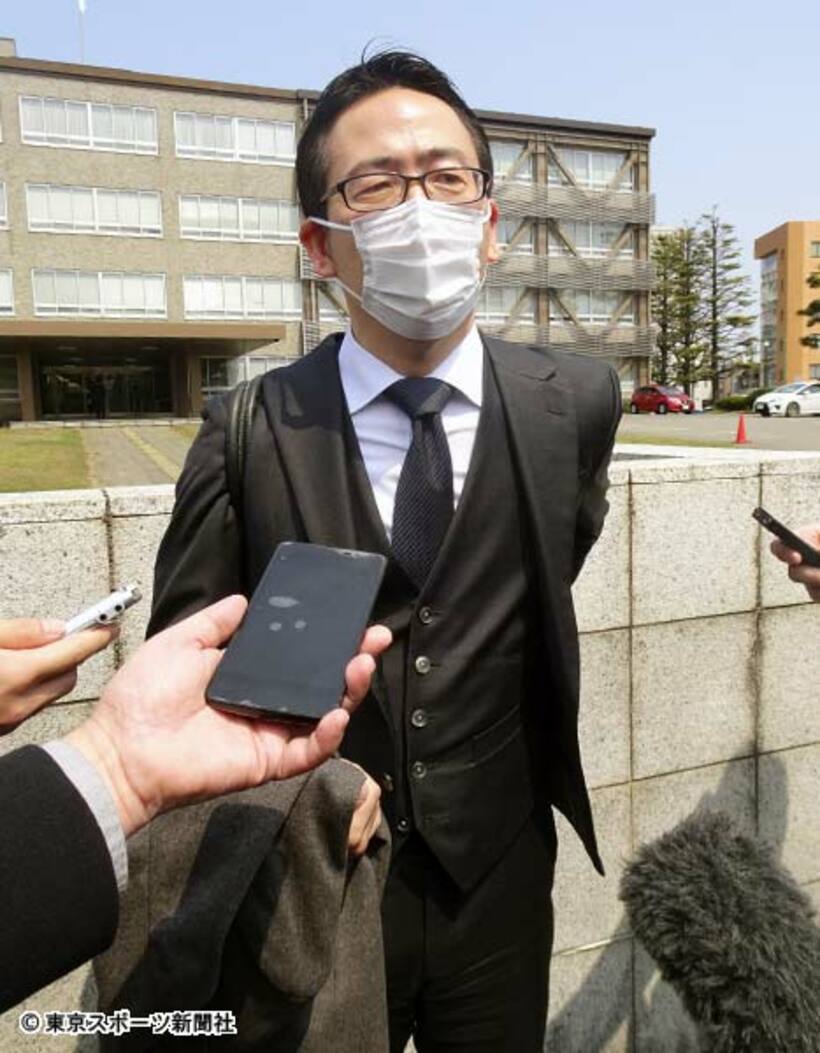  取材に応じる遠藤弁護士