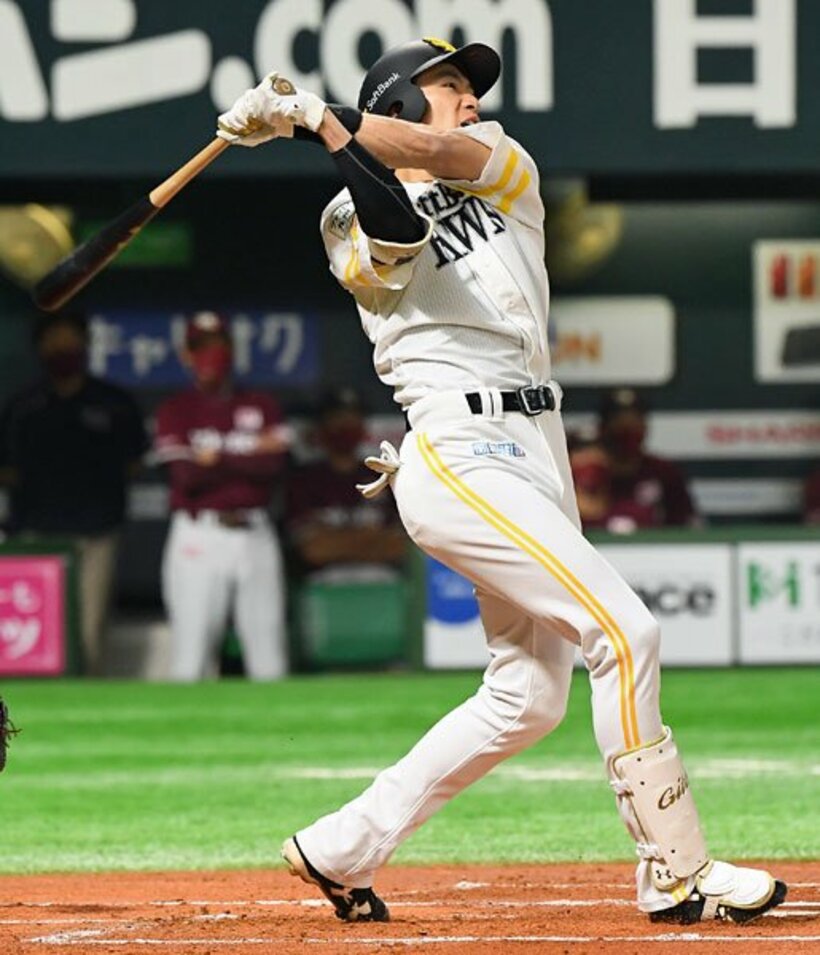  初回に２７号本塁打を放った柳田