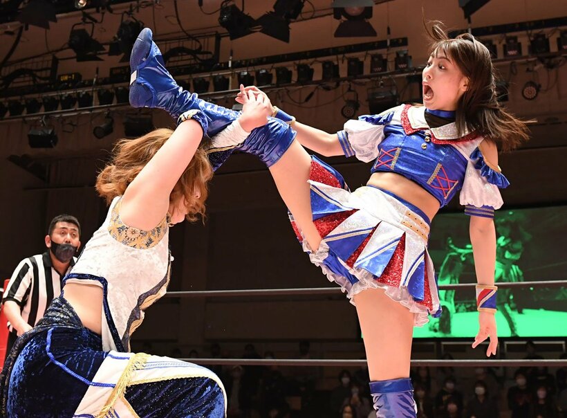  荒井優希(右)は最近、必殺「ファイナリー」を阻まれる場面も増えてきた…（東スポWeb）