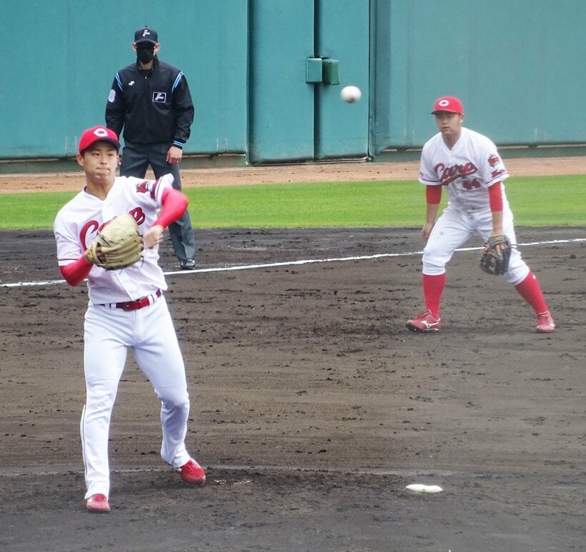  一塁にけん制球を投げる広島・玉村(左)。右は林（東スポWeb）