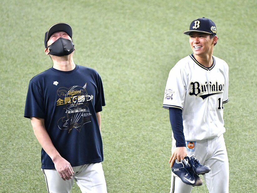  山本（右）と談笑する中嶋監督（東スポWeb）