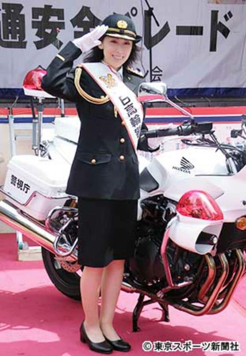 一日警察署長を務めた雛形あきこ