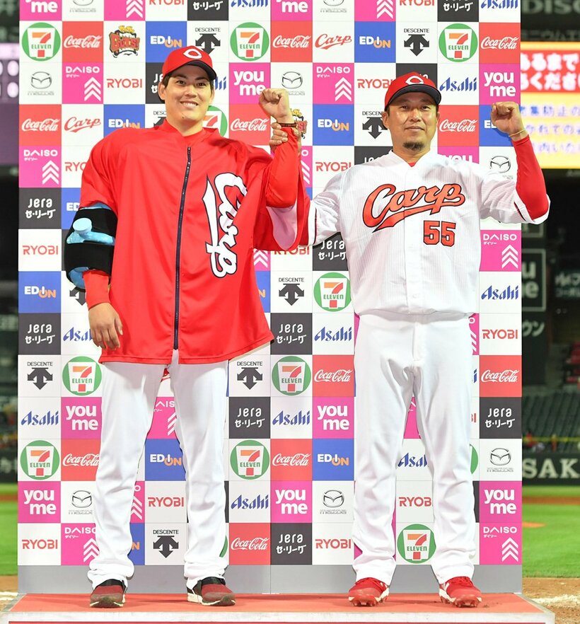  投打のヒーロー、広島・九里(左)と松山（東スポWeb）