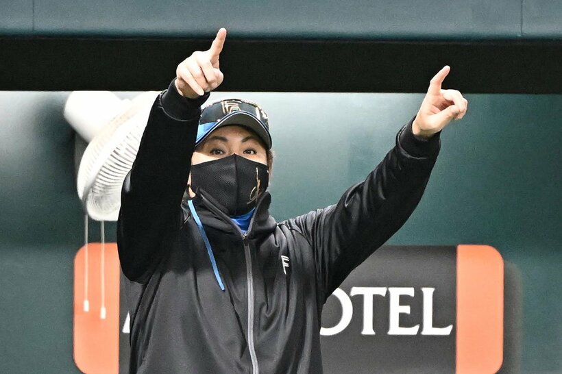 代走を告げる日本ハム・新庄監督