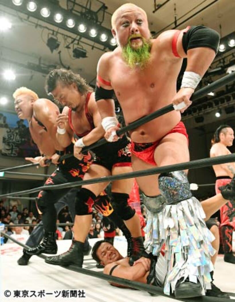  清水（左）、吉田（右）と吉野（下）をいたぶる鷹木