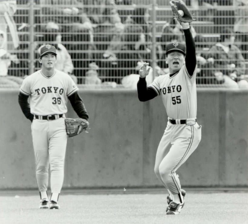 守備にも力を入れた松井秀喜（右）左は長嶋一茂（1993年）