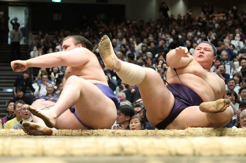 軍配を確認する安青錦（左＝勝利）と義ノ富士