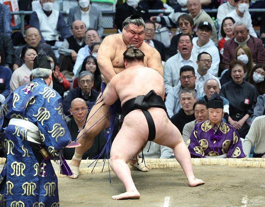 粘る高安(奥)を押し出した安青錦