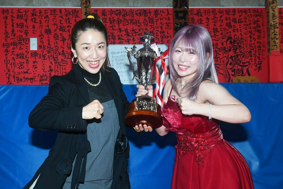 浜口京子(左)から女子プロレス大賞のトロフィーを受け取った中野たむ