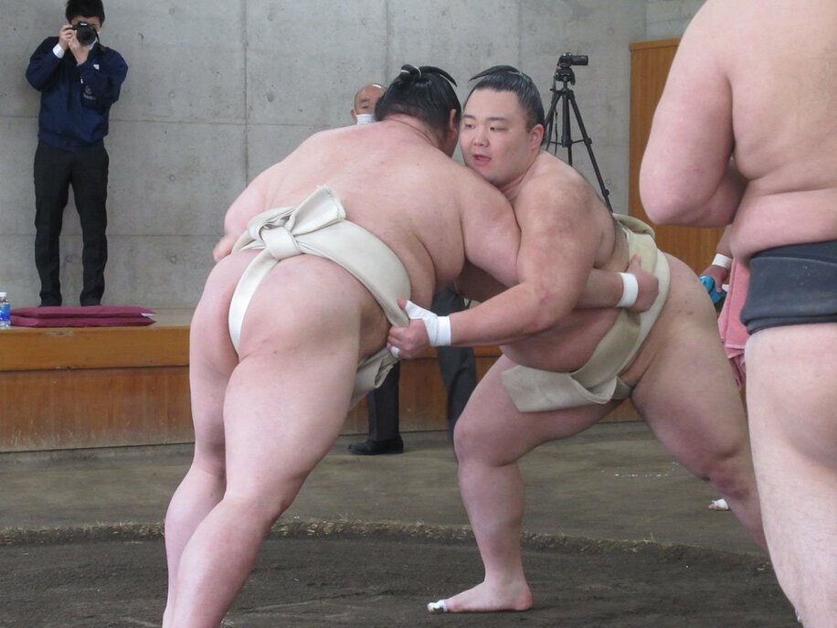  正代(左)と相撲を取る朝乃山