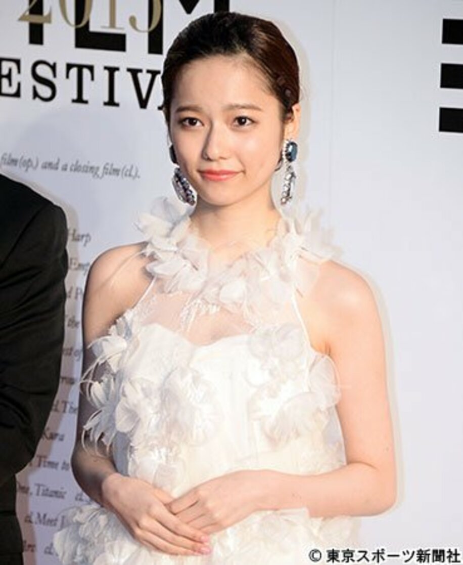 「東京国際映画祭」のレッドカーペットに登場した島崎遥香