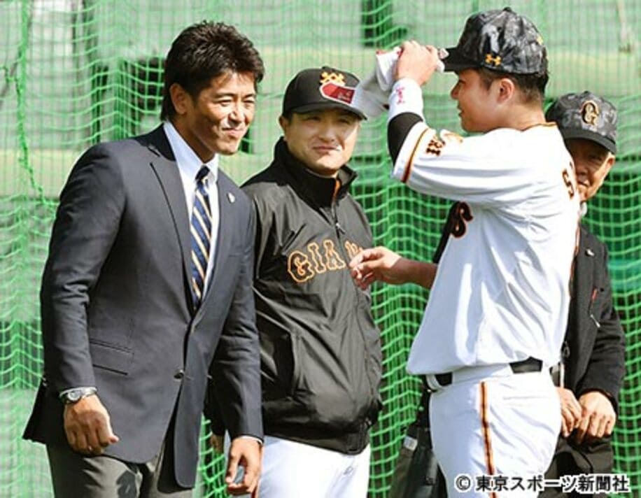 坂本勇（右）のあいさつを受ける稲葉監督。中央は由伸監督