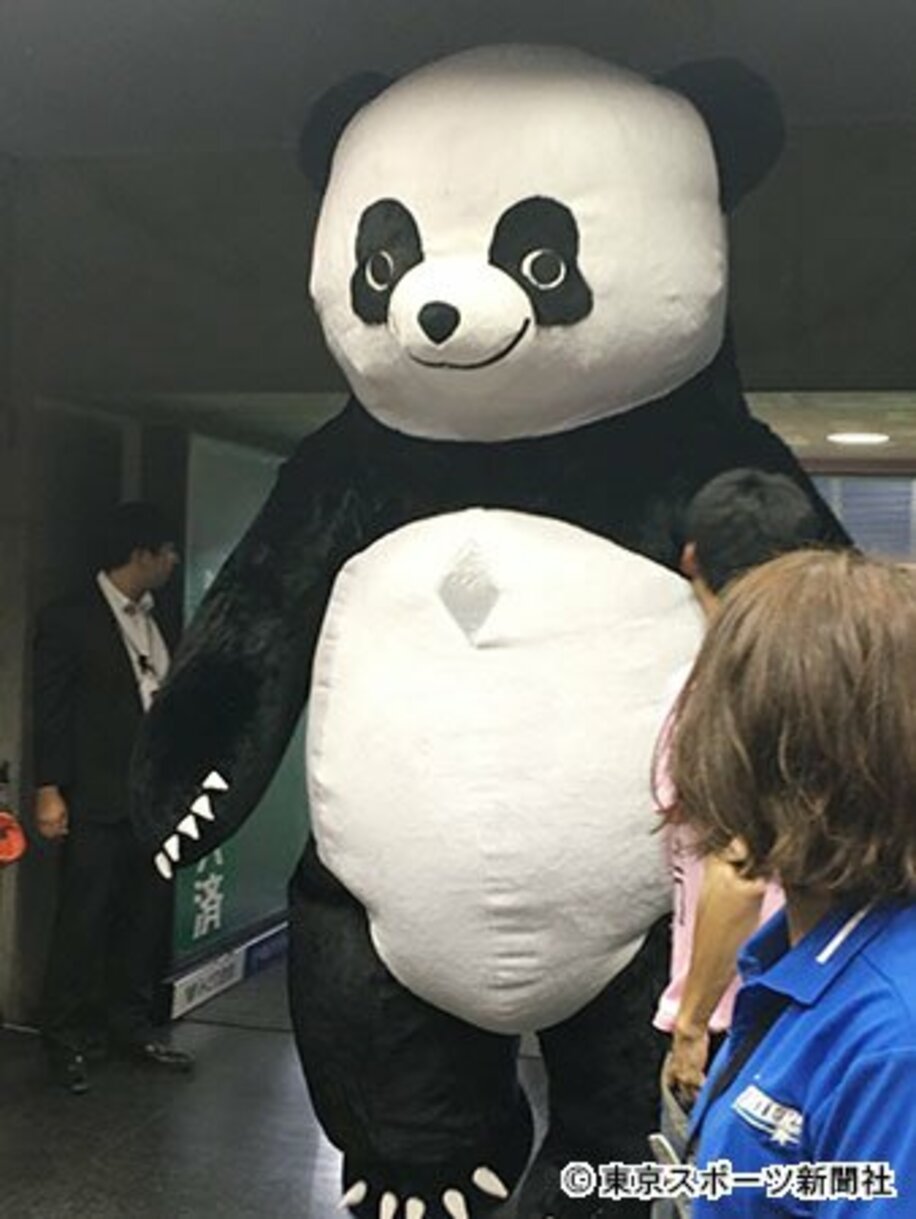  札幌ドームに登場したアンドレザ・ジャイアントパンダ