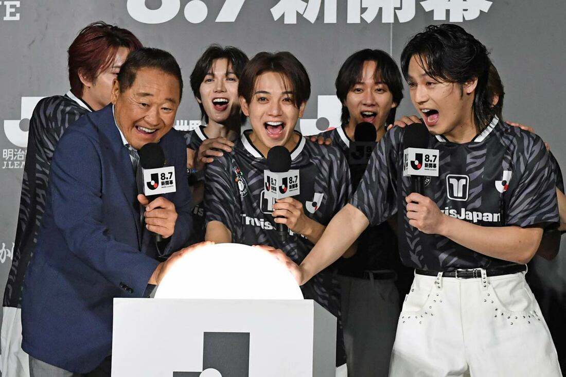 松木安太郎氏と大はしゃぎで点灯ボタンを押すTravis Japan