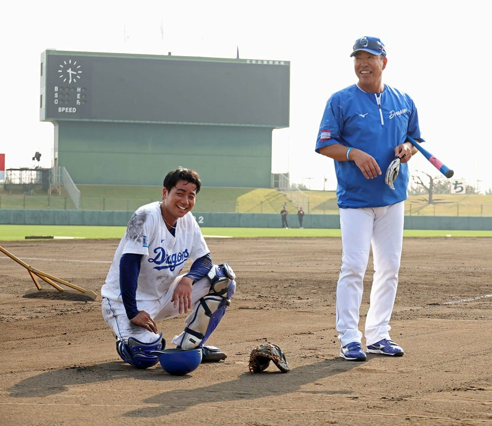 中日・井上監督(右)と、ヘトヘトながらも笑顔の石伊雄太