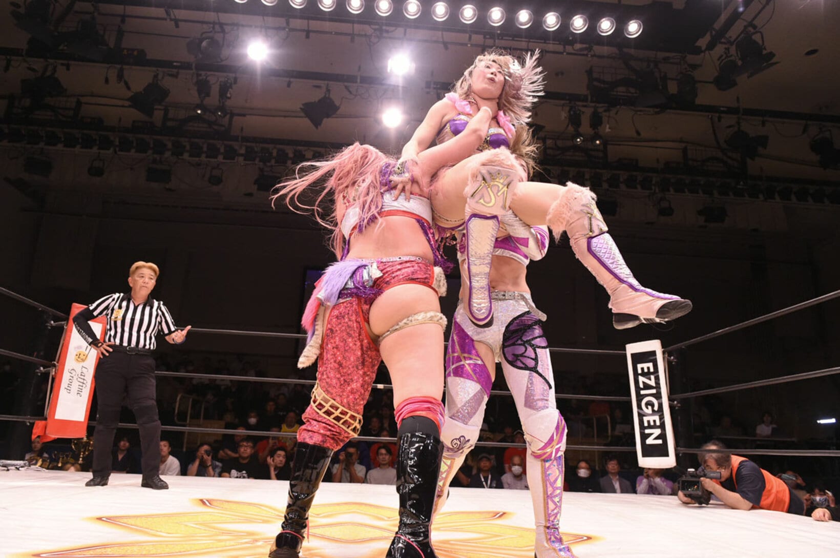 後藤智香（左）、天麗皇希（右）に合体攻撃される桜井麻衣（オフィシャル提供写真）