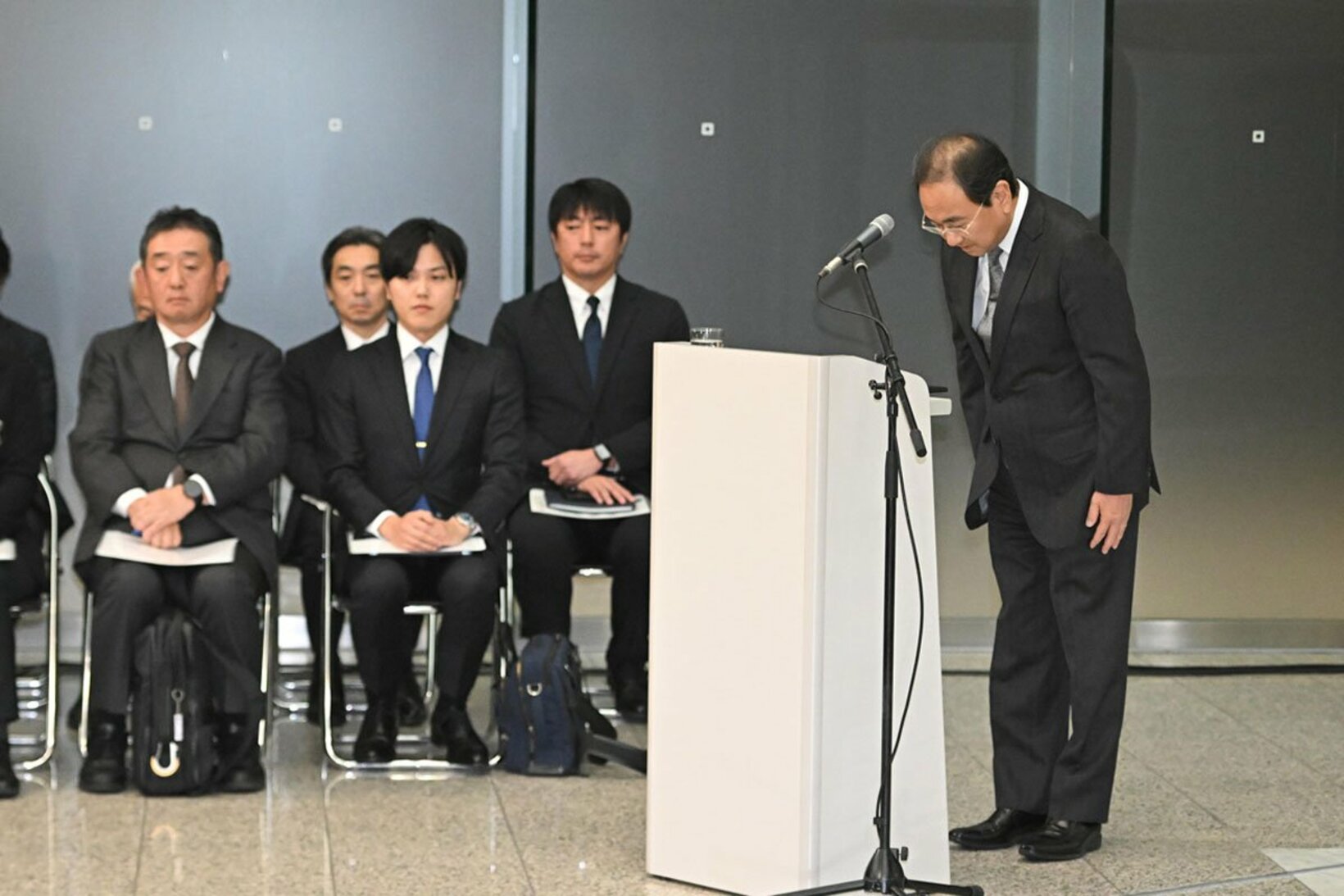 頭を下げた清水賢治社長