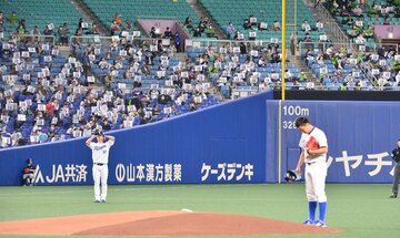  ファンが「１９」のボードを掲げるなか、最後のマウンドに上った吉見