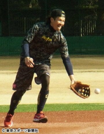 内野ノックを受ける坂口