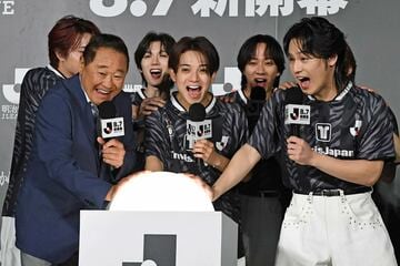 松木安太郎氏と大はしゃぎで点灯ボタンを押すTravis Japan