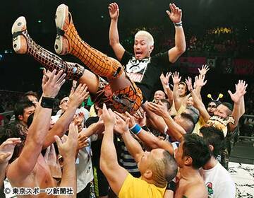 所属選手に胴上げされる戸澤