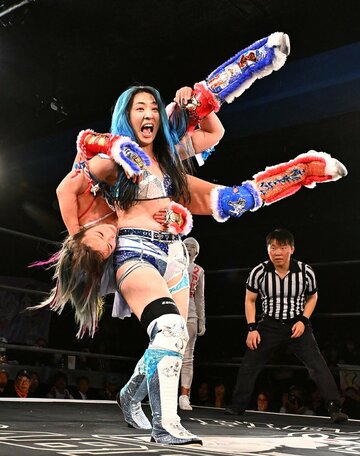 ウナギ・サヤカ(奥)を羅紗鋏で仕留めた世羅りさ