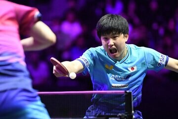 松島輝空（左）に勝利した張本智和