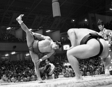  力士のようにゆったり踏みましょう（写真は千代の富士、東スポWeb）