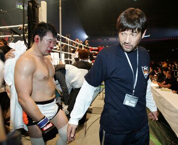 セコンドを務めた“盟友”の下柳剛氏（右）