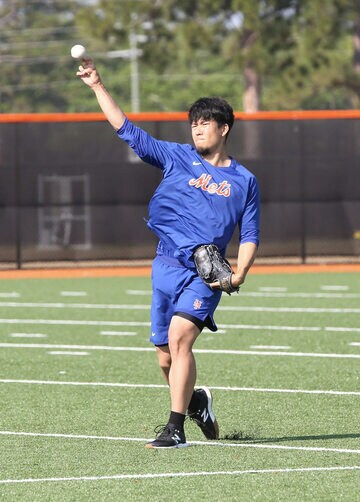 キャッチボールを再開した千賀（カメラ・カルロス山崎）