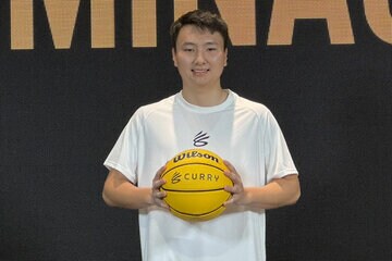 会見に出席した富永啓生