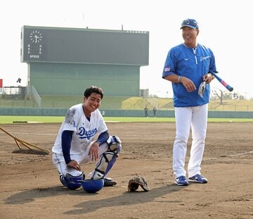 中日・井上監督(右)と、ヘトヘトながらも笑顔の石伊雄太