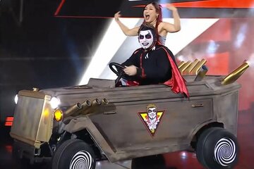 ダンハウゼンモービルに乗って現れたイヨ・スカイ(奥)とダンハウゼン（©AbemaTV, Inc.）