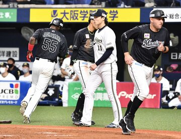  3回にレアード(右)らの生還を許し呆然とする山崎福(中)(東スポWeb)