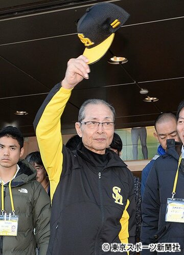  ファンの声援にこたえる王会長