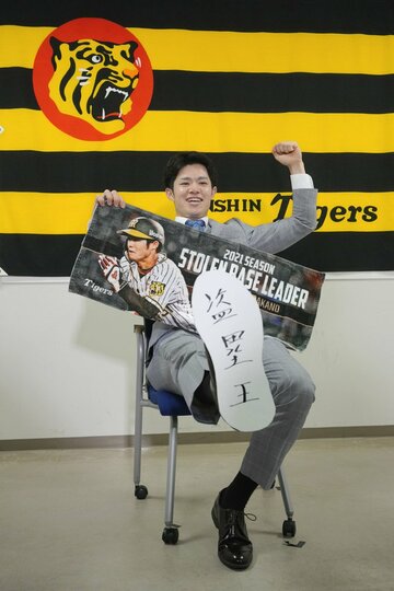  契約更改交渉を終え、ポーズをとる中野（代表撮影）