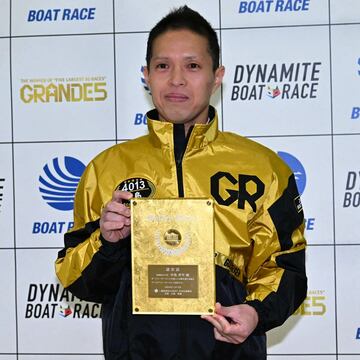ゴールデンレーサー認定証を授与された中島孝平